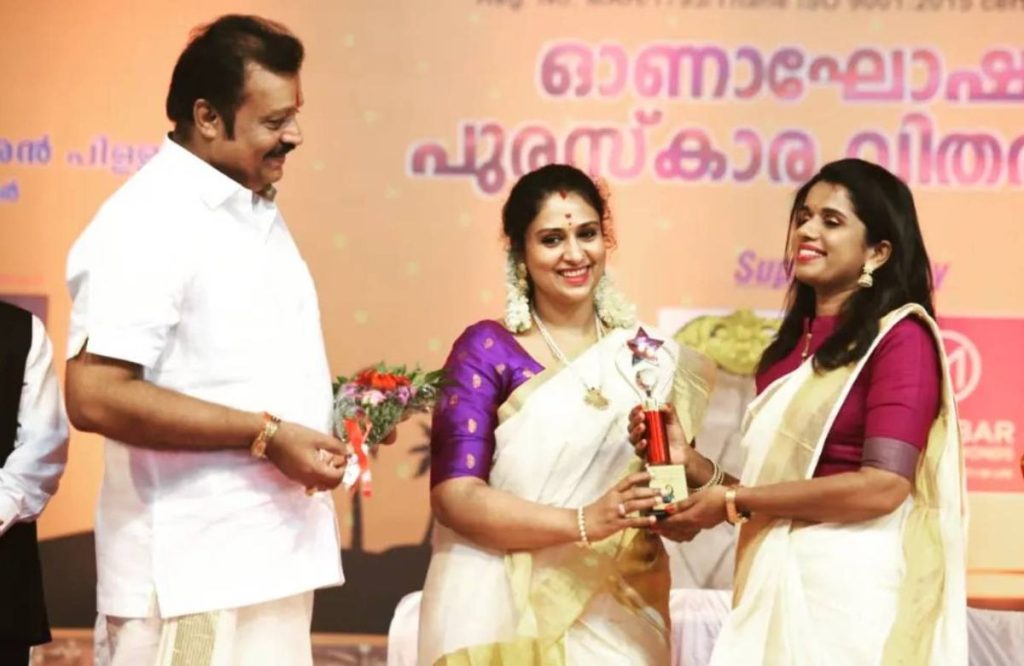 Sujaya Parvathy receives Adalji Award for journalism excellence