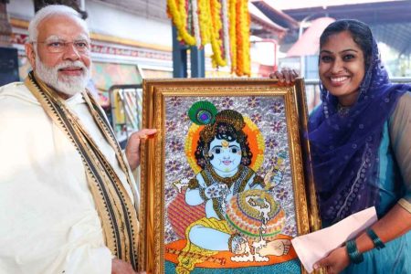 ഇത് കേരളത്തിന്റെ അതിർവരമ്പുകളില്ലാത്ത സ്നേഹം!! ജസ്‌ന നൽകിയ കൃഷ്ണ ചിത്രം ഏറ്റുവാങ്ങി മോദിജി