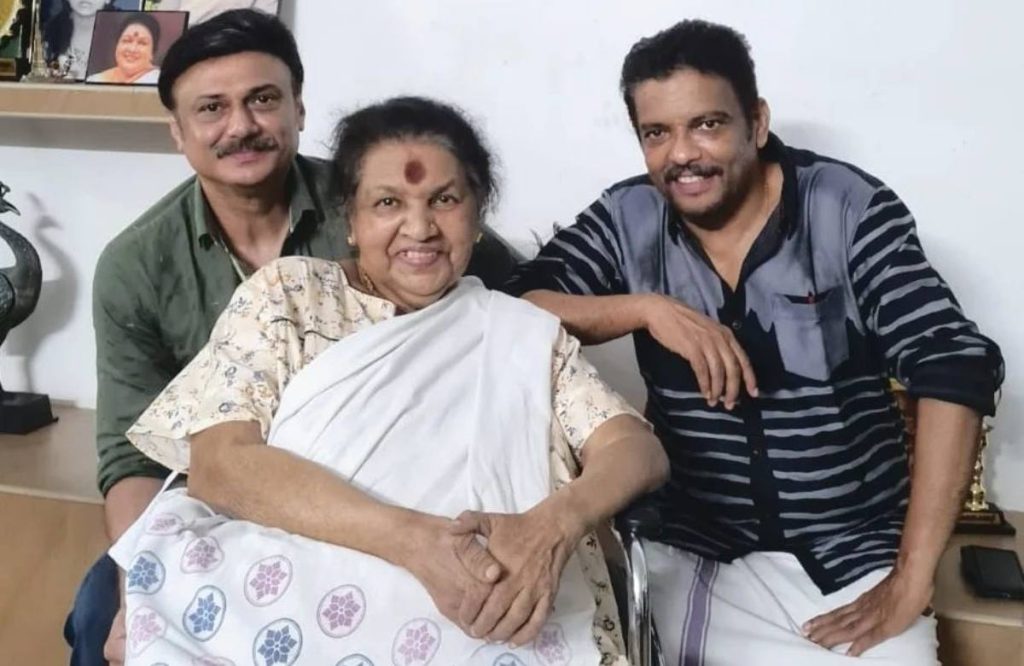 Malayalam actors visits legendary actress Ponnamma